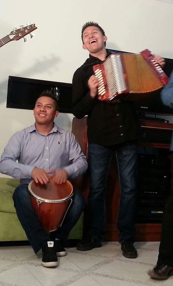 Presentación íntima con caja y acordeón en formato acústico.