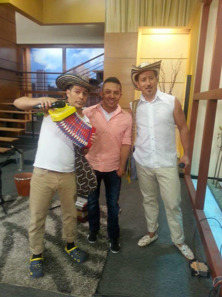 Participación en set de televisión con artistas invitados.