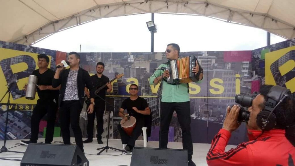 Presentación en tarima frente a público masivo.