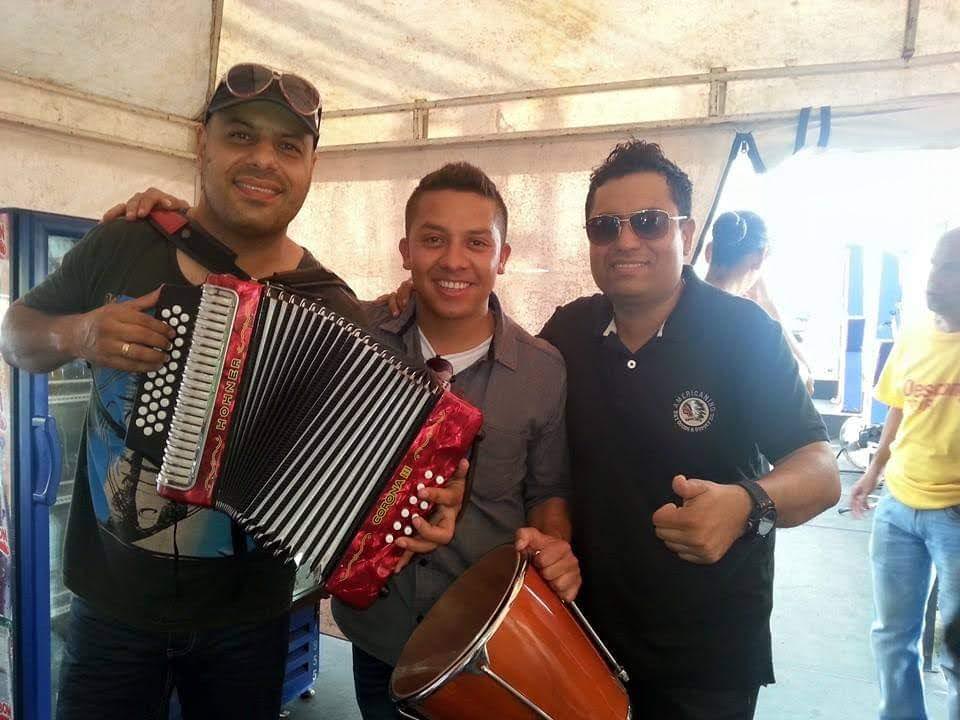 Backstage con acordeón antes de salir a tarima.