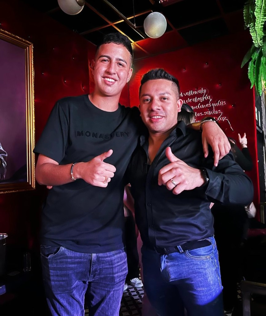 Encuentro con artista de música popular.