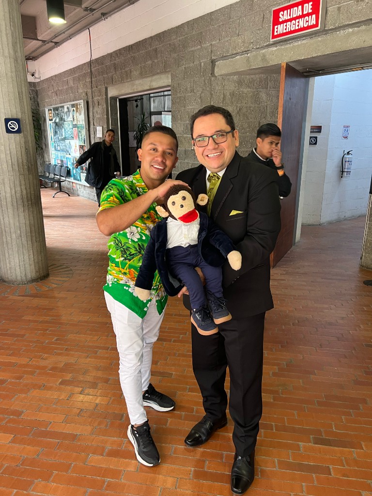 Encuentro tras bambalinas durante evento.