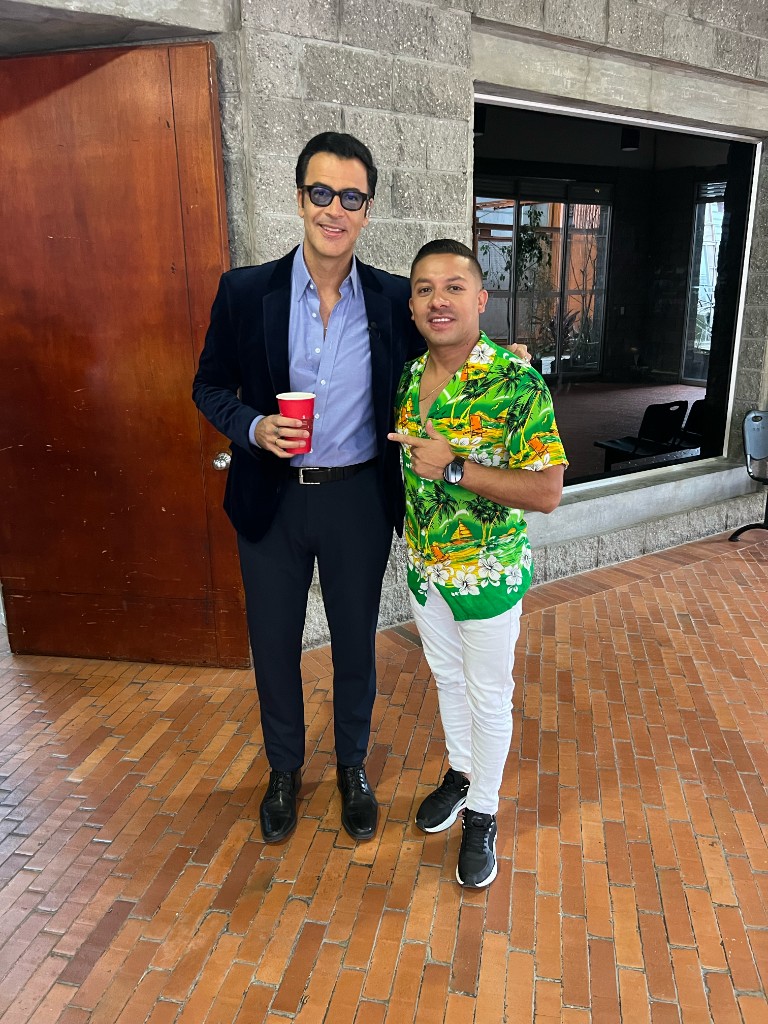 Fotografía junto a actor de televisión en evento de gala.